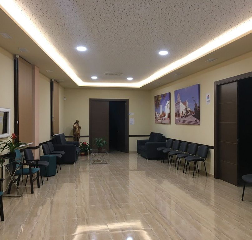 Funeraria Begíjar sala de espera con sillas en pasillo